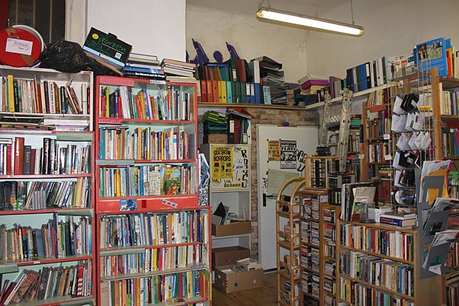 Vor allem Bücherfreunde werden im Kost-Nix-Laden fündig.
