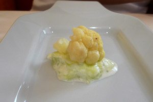 Küchengruß, vegetarisch: Karfiol auf Gurkensalat Küchengruß, vegetarisch: Karfiol auf Gurkensalat