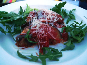 Das muss die Parmigiana gewesen sein. Die Tagliata war der Lifestyle-Redaktion zu abendlich-finster und unkenntlich, um sie zu bringen - Fidler und die Food-Fotografie...
