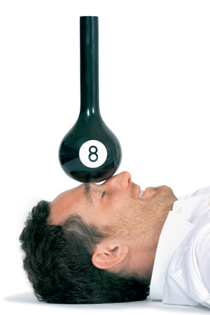 Designer Philipp Bruni und seine Vase "Pinocchio".