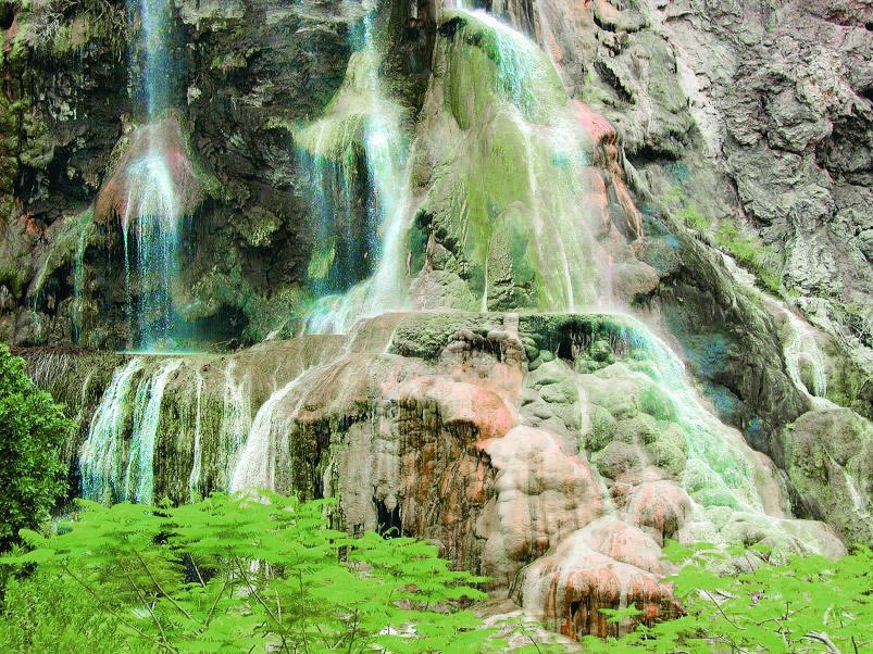 Heißes Paradies: In der Wüstenoase Ma'in kommt das Wasser mit 38 bis 65 Grad Celsius aus den Tiefen der Erde. Im angeschlossenen Öko-Hotel Six Senses werden Granatäpfel, Datteln und Kräuter aus eigenem Anbau serviert.