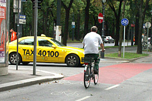 Nur das Dreieck in vier Metern Höhe verrät, dass man hier als Radler
Nachrang hat. Nur das Dreieck in vier Metern Höhe verrät, dass man hier als Radler
Nachrang hat.