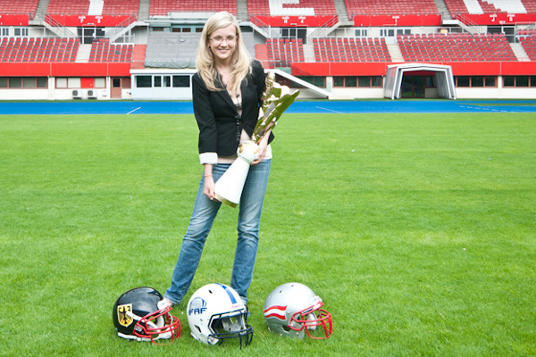 Irina Salewski mit dem Pokal der heurigen American Football-WM,  die im Juli in Wien ausgetragen wurde.