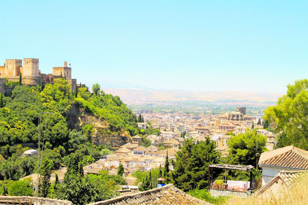 Der Blick auf Granada von dort aus, wo früher die "gitanos" wohnten: Sacromonte, das für seine teils recht luxuriösen Wohnhöhlen bekannt ist.