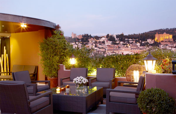 Unterkunft in Granada: Hotel Carmen, Acera del Darro 62, 18005 Granada, Tel.: +34 95 825 83 00, Reservierungen: +34 958 53 53 55, Mail: reservas@hotelcarmen.com
Höhlenwohnungen in Granada: Cuevas El Abanico, Vereda de En Medio, 89, (Barrio del Sacromonte), Tel.: +34 958 226 199, Email: cuevas@el-abanico.com
Essen/Trinken: Las Titas - Restaurante-Teraza, Paseo de la Bomba, S/N, 18008 Granada, Tel.: +34 958 12 00 19, Mail: info@kioskolastitas.es