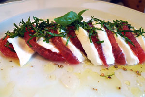 Eine von vielen, vielen Portionen Mozzarella mit Tomate - soll aber besonders gut gewesen sein.