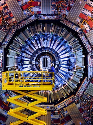 Mit hochhausgroßen Detektoren wie dem CMS (hier im Bild) machen sich Physiker am Large Hadron Collider des Cern auf die Suche nach dem ominösen Higgs-Teilchen. 