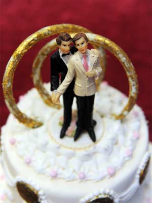 Erst gewährte die Stadt Wien Homosexuellenpaaren, die schon vor
längerem anderswo geheiratet haben, fremdenrechtliche Gleichheit. Jetzt
bestätigte dies auch das Innenministerium. Erst gewährte die Stadt Wien Homosexuellenpaaren, die schon vor
längerem anderswo geheiratet haben, fremdenrechtliche Gleichheit. Jetzt
bestätigte dies auch das Innenministerium.