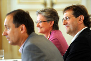 Stadtrat Andreas Mailath-Pokorny, Ministerin Claudia Schmied und ihr 
neuer MQ-Chef. Christian Strasser wird am 1. Oktober die 
Geschäftsführung übernehmen.