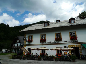 Auf dieser Seite von Gußwerk gibt es die wilde Kraft des Hirschen und die sanfte der Wirtsleut: Fallenstein
&nbsp;
Gasthof zum FallensteinZwei Gänge, Apfelsaft, Kaffee: 25,60 EuroMit Übernachtungsmöglichkeit
&nbsp;