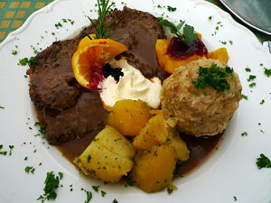 Knödel 2 im Kraftprogramm, mit Erdäpfeln und ordentlich Hirschschnitzel: feine Sache.