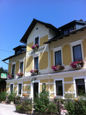 Hinter Gußwerk, Richtung Gesäuse: Franzbauer, auch ein Glücksspender
Gasthof FranzbauerSalzatal 15Gußwerk/St03885 209Zwei Gänge, Apfelsaft, Kaffee: 19 Euro
Übernachtungsmöglichkeit