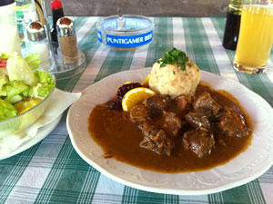 Knödel 3 mit einem der feinsten Wildragouts der Welt, soweit der Fidler sie gekostet hat. Und der hatte kurz davor ein wunderbares, wenn auch sehr gepfeffertes Rehragout in Flohs Donaugart'l.