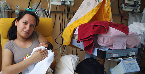 Mutter Ebru genießt die Nähe zu ihrem Baby, sie hat es gerade gefüttert