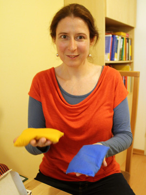 Susanne Körner ist Pädagogin, Sonder- und Heilpädagogin. Seit 15 Jahren
arbeitet sie in ihrer Praxis in Wien Hietzing mit Kleinkindern, Kindern,
Jugendlichen und deren Eltern. Bei Kindern, die Probleme haben, den Schreibdruck richtig zu
dosieren, greift sie unter anderem auf "Tooties" zurück: kleine,
unterschiedlich gefüllte Baumwollbeutel... Susanne Körner ist Pädagogin, Sonder- und Heilpädagogin. Seit 15 Jahren
arbeitet sie in ihrer Praxis in Wien Hietzing mit Kleinkindern, Kindern,
Jugendlichen und deren Eltern. Bei Kindern, die Probleme haben, den Schreibdruck richtig zu
dosieren, greift sie unter anderem auf "Tooties" zurück: kleine,
unterschiedlich gefüllte Baumwollbeutel...