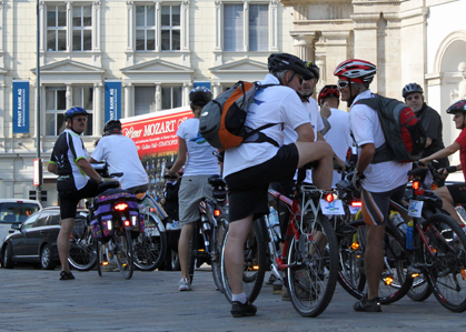 Achtzehn Radfahrer haben Großes vor: Wien-Sarajevo, gespickt mit zahlreichen Begegnungen mit NGOs.