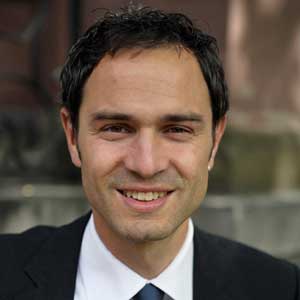 Daniele Ganser ist Friedensforscher und Historiker an der Uni Basel. Gansers Forschungsschwerpunkte sind die Internationale Zeitgeschichte ab 1945, verdeckte Kriegsführung und Geostrategie, Geheimdienste und Spezialeinheiten, Peak Oil und Ressourcenkriege, Wirtschaftspolitik und Menschenrechte. Daniele Ganser ist Friedensforscher und Historiker an der Uni Basel. Gansers Forschungsschwerpunkte sind die Internationale Zeitgeschichte ab 1945, verdeckte Kriegsführung und Geostrategie, Geheimdienste und Spezialeinheiten, Peak Oil und Ressourcenkriege, Wirtschaftspolitik und Menschenrechte.