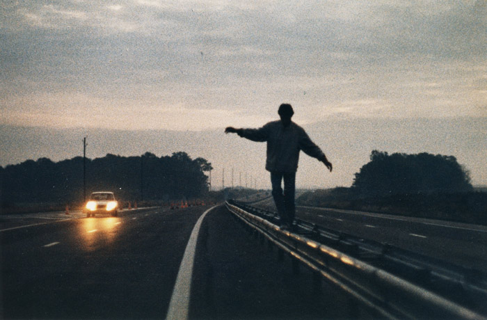 Roadmovie, anders gedacht oder: Mensch, Fahrzeug und Autobahn - aber 
nicht in der erwarteten Kombination: "Le Plein de super/ Super voll, 
bitte!" (1975) von Alain Cavalier.