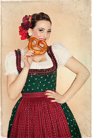 Laut Hoscheks Homepage sind ihre Kollektionen berühmt für ihren sehr weiblichen
Retro Stil. Laut Hoscheks Homepage sind ihre Kollektionen berühmt für ihren sehr weiblichen
Retro Stil.