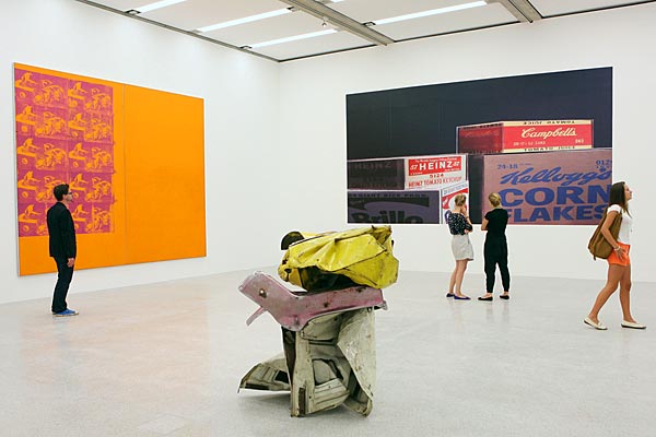 Ein unerfüllter Wunsch: Louise Lawler hat die Pop-Art Andy Warhols (li.: 
"Orange Car Crash", 1963) und John Chamberlains (Mitte: "Trixie Dee, 
1963) zu einem Poster verdaut.