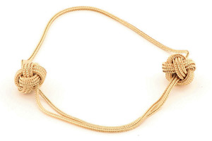 Die goldene Version des Armbands "Big Knot". Die goldene Version des Armbands "Big Knot".