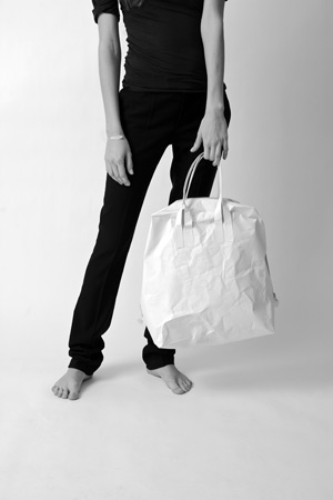 Mit dem Deutschen Designpreis ausgezeichnet: Tasche "Paper" aus einem Material namens Tyvek, das sich wasser- und reißfest nennen darf und extrem leicht ist. Mit dem Deutschen Designpreis ausgezeichnet: Tasche "Paper" aus einem Material namens Tyvek, das sich wasser- und reißfest nennen darf und extrem leicht ist.