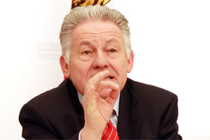 Sein Vorschlag sei kein Plädoyer gegen Allgemeinbildung, sagt der oberösterreichische Landeshauptmann Pühringer. Artikelbild
