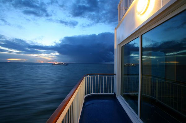 Anreise: Am besten mit dem Auto quer durch Deutschland, dann mit Fähren von Scandlines z. B. vom norddeutschen Rostock nach Trelleborg: mit Pkw und vier Personen pro Strecke ab 94 €. Oder mit Finnlines von Travemünde nach Malmö ab 60 €. Weitere Infos: www.smaland.com, Visit Sweden, Michaelisstraße 22, 20459 Hamburg, Tel.:0049/40/325 513 10, (auch zuständig für Österreich). Es gibt kein Lieferboot, das die Eilande abklappert und Alltagsbedarf vorbeibrächte. Gleichwohl gehört zur Insel ein Schlauchboot mit Außenborder, mit dem man zum Festland übersetzen und Einkäufe machen kann. Praktisch ist die Ostsee oft zu rau dafür.