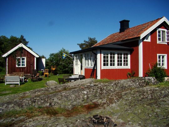 Hamnö liegt im sogenannten Schärengarten von Västervik südlich von Stockholm. Nächstgelegene Ortschaft ist Loftahammar (45 Bootsminuten), die Siedlung Flatvarp ist 15 Bootsminuten entfernt. Die Insel bietet Platz für bis zu zwölf Personen und wird nur als Ganzes vermietet. Eine Woche ab 1450 €, in der Hochsaison von Mittsommer bis zum Ende August 1950 € beim Ferienhausvermittler Sweeds (Tel.0046/705 720 222). Wegen der großen Nachfrage ist es ratsam, schon jetzt für den kommenden Sommer zu reservieren.&nbsp;