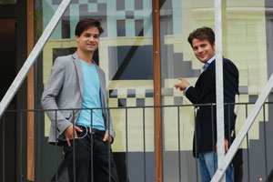 Fabian Rauch (links) und Georg Parth haben in Mailand Wirtschaft studiert und sich mit "get-a-taxi" selbstständig gemacht.