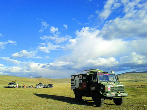 Der "Gobi-Bär", ein geländegängiger Krankenwagen, auf seinem Weg in 
die Mongolei.