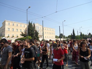 Studenten protestieren am Sintagma Platz in Athen - im Hintergrund das Parlament, wo im August über das Hochschulrahmengesetz abgestimmt wurde.