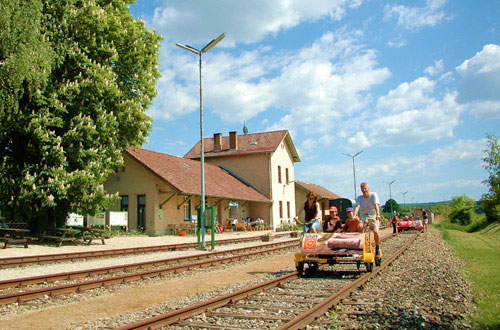 Weinvierteldraisine, Samstag, Sonn- und Feiertag bis 26. Oktober, Abfahrten in Ernstbrunn 9.30 und 11.00 Uhr, in Asparn 13.30 und 14.30 Uhr. Information: Tel. 0664/4476944