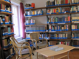 Eine Förderung, die literarische Übersetzer aus der ganzen Welt in Anspruch nehmen können, ist ein Stipendienaufenthalt im Europäischen Übersetzerkollegium in Straelen.