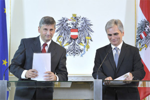 Vizekanzler Michael Spindelegger und Regierungschef Werner Faymann
wollen zeigen, dass sie das Heft in der Hand haben - auch wenn der
Koalitionsstreit weiter schwelt. Vizekanzler Michael Spindelegger und Regierungschef Werner Faymann
wollen zeigen, dass sie das Heft in der Hand haben - auch wenn der
Koalitionsstreit weiter schwelt.