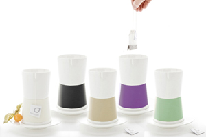 "Te a me" nennt sich das Designstück, bei dem man den Teebeutel an der Tasse einhängen kann. "Te a me" nennt sich das Designstück, bei dem man den Teebeutel an der Tasse einhängen kann.