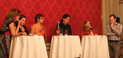 Diskutierten über Online-Foren (von li. nach re.): Barbara Liegl, Geschäftsführerin von ZARA, Moderatorin Daniela Kraus (Forum Journalismus und Medien Wien), Gerlinde Hinterleitner, derStandard.at,  Sprachwissenschaftler Jürgen Spitzmüller, derStandard.at-Userin Stefanie Klamuth und Kulturwissenschaftler Alexander Preisinger.