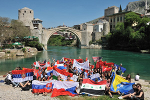 ... will mit
Schülern aus aller Welt ein College in Mostar besuchen. ... will mit
Schülern aus aller Welt ein College in Mostar besuchen.