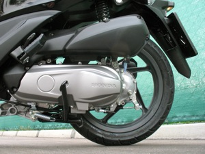 Angetrieben wird der Honda Vision von einem luftgekühlten 110-Kubikzentimter-Viertakter. Angetrieben wird der Honda Vision von einem luftgekühlten 110-Kubikzentimter-Viertakter.