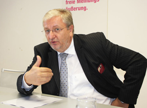 Matznetter: "Die Arbeit in Frauenbranchen wird niedriger bewertet als jene in
Männerbranchen. Das ist in meinen Augen eine Fehlverpreisung von
Qualifikation." Matznetter: "Die Arbeit in Frauenbranchen wird niedriger bewertet als jene in
Männerbranchen. Das ist in meinen Augen eine Fehlverpreisung von
Qualifikation."