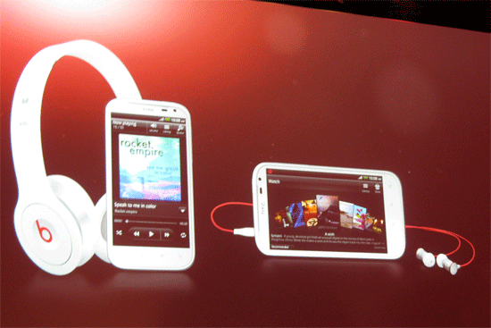 Links das Beats-Headset in der Limited Edition, rechts die In-Ear-Kopfhörer. 