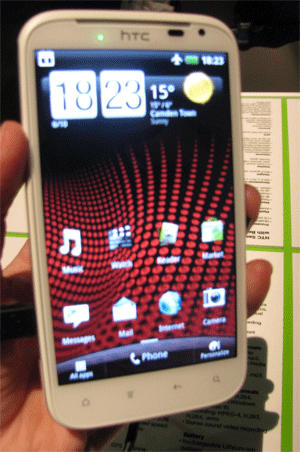Das HTC Sensation XL läuft mit Android 2.3.5 Gingerbread und bringt mit der neuen Version 3.5 der Sense-Oberfläche einige neue Features mit: Dank des Deals zwischen HTC und Dropbox ist Dropbox auf dem Sensation XL vorinstalliert. Das HTC Sensation XL läuft mit Android 2.3.5 Gingerbread und bringt mit der neuen Version 3.5 der Sense-Oberfläche einige neue Features mit: Dank des Deals zwischen HTC und Dropbox ist Dropbox auf dem Sensation XL vorinstalliert.