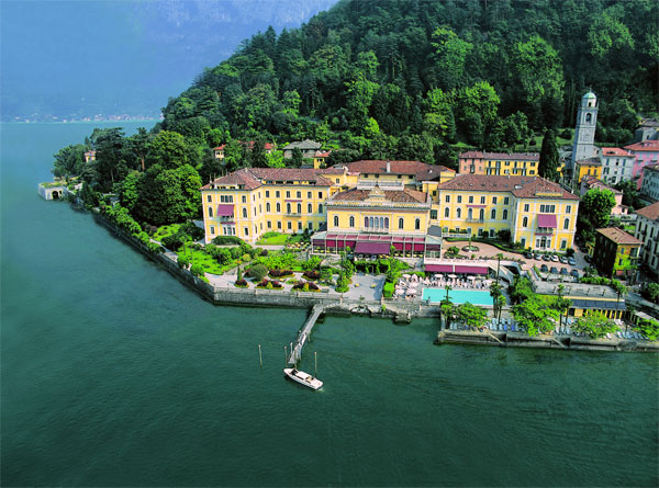 Unterkunft: Wer pompösen Luxus und barocke Schönheit liebt, sollte in
 der Villa Serbelloni übernachten. Es ist das einzige Fünf-SterneHotel 
in Bellagio. Prominente wie John F. Kennedy, Konrad Adenauer und Albert 
Schweitzer haben dies auch schon getan. Ein Doppelzimmer in der Villa 
Serbelloni kostet ab 385 Euro.
Das Hotel bietet neben einem 
Taxi-Bootservice auch einen Autodienst an, der einen direkt zum 
Flughafen Mailand-Malpensa bringt (Kosten: 180 Euro). Standesgemäß kann 
man sich auch per Limousine zum Flughafen chauffieren lassen, muss dafür
 jedoch auch stolze 250 Euro hinblättern. Die Saison dauert von April 
bis Oktober, Tel.: 0039/031/950216 ; 
Adresse: Via Roma 1 - Bellagio 22021 (CO)