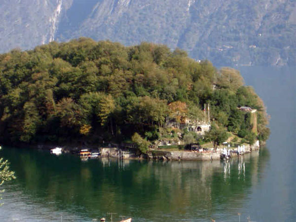 Auf die Insel Comacina kommt man mit der Fähre, die regelmäßig von 
Bellagio abfährt. Im Restaurant Locanda wird seit 1947 nur ein Menü 
serviert - es beinhaltet fünf Gänge und kostet 64 Euro. Inbegriffen ist 
nicht nur eine Flasche Wein, sondern auch ein Brandy, der in einer 
Pfanne mit Zucker und Kaffee zubereitet wird. Bei Glockenschlag bereitet
 der Wirt täglich das ganz spezielle Getränk zu und erzählt dabei 
lautstark seinen Gästen die Geschichte der Insel. An der Fotowand kann 
man bestaunen, wer hier schon aller gespeist hat: Von Liam Gallagher 
über Arnold Schwarzenegger, Bruce Springsteen bis zu Brad Pitt waren 
schon dutzende Weltstars hier. www.comacina.it, Tel.: 0039/ 034/455 083 
567 55, Öffnungszeiten 12.00-14.00/19.00-21.30, Achtung: Kreditkarten 
werden nicht akzeptiert.