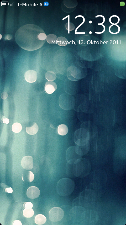 Der Lock-Screen gibt die Design-Richtung des N9 schon ganz gut vor: Minimalistisch. Hier werden auch wichtige Benachrichtigungen dargestellt.