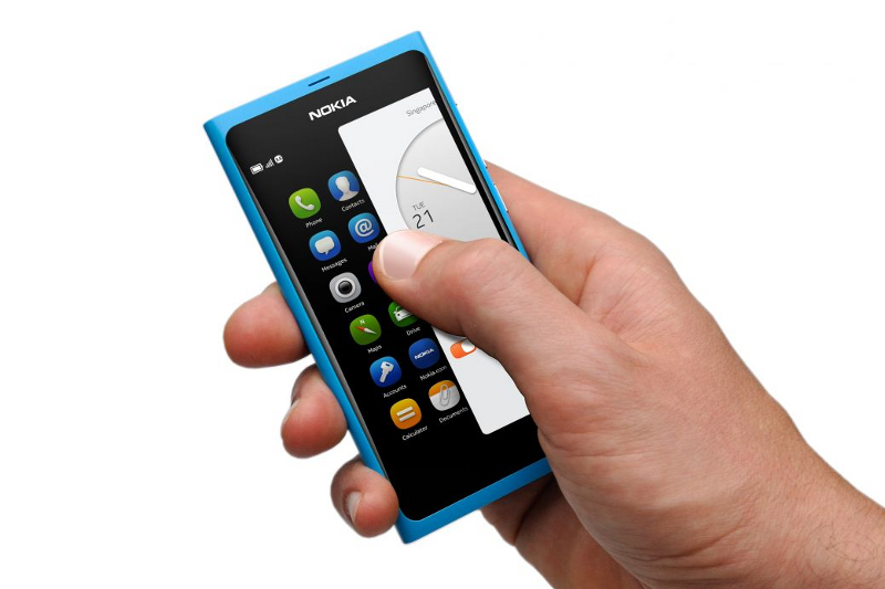Die Steuerung erfolgt ganz und gar per Touchscreen, es gibt keinerlei Hardware- oder Soft-Touch-Knöpfe für diese Aufgaben. Per "Swipe" wird zwischen den Anwendungen gewechselt.