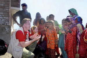 Jonathan Benthall, einer der führenden Anthropologen Großbritanniens, forscht über die internationale humanitäre Hilfe und die Rolle der Medien dabei. Jonathan Benthall, einer der führenden Anthropologen Großbritanniens, forscht über die internationale humanitäre Hilfe und die Rolle der Medien dabei.