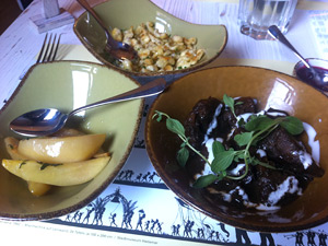 Viele Gebinde, viel Freude: Rehpfeffer 2011 mit Mohnspätzle und weihnachtlicher Pfefferbirne Viele Gebinde, viel Freude: Rehpfeffer 2011 mit Mohnspätzle und weihnachtlicher Pfefferbirne