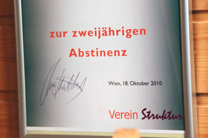 Der Verein verleiht den Bewohnern immer wieder Urkunden, die stolz auf der Wand aufgehängt werden