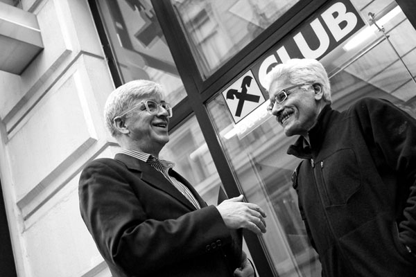 Clemens Staudinger (links) und Lutz Holzinger kämpfen gegen die Raiffeisen.